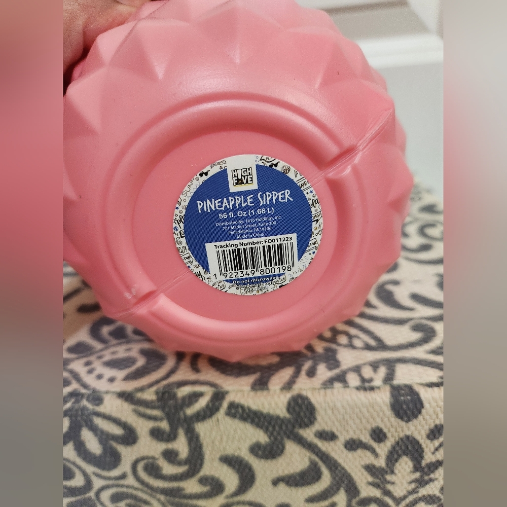 Pink Pineapple Sipper with Lid And Straw Plastic 56oz. - Picture 3 of 3